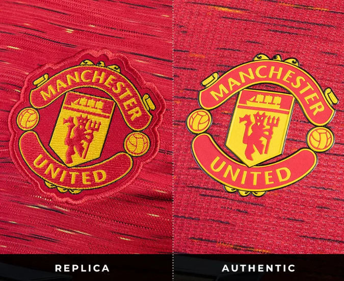 Verschillen in logo tussen replica en authentieke Manchester United thuisshirts