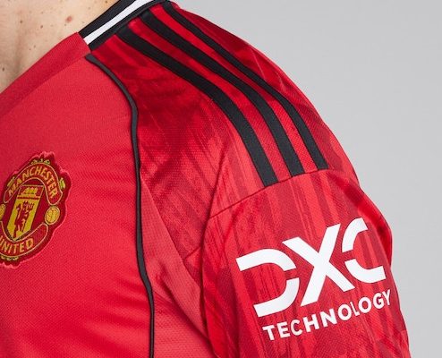 Detail van Manchester United shirt kraag en schouder met stiksel en stofstructuur zichtbaar