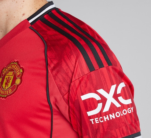 Detail van Manchester United shirt kraag en schouder met stiksel en stofstructuur zichtbaar