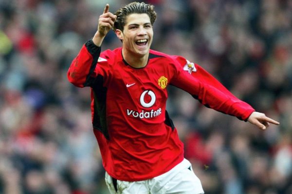 Cristiano Ronaldo viert doelpunt in Manchester United 2003/04 thuisshirt met Vodafone sponsor