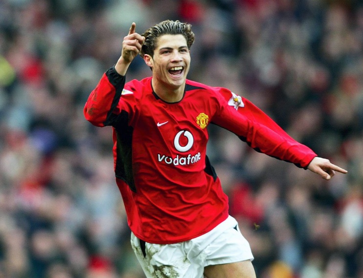 Cristiano Ronaldo viert doelpunt in Manchester United 2003/04 thuisshirt met Vodafone sponsor