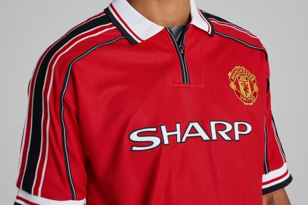 Manchester United retro thuisshirt met Sharp sponsor en Umbro design uit de jaren 90 close-up