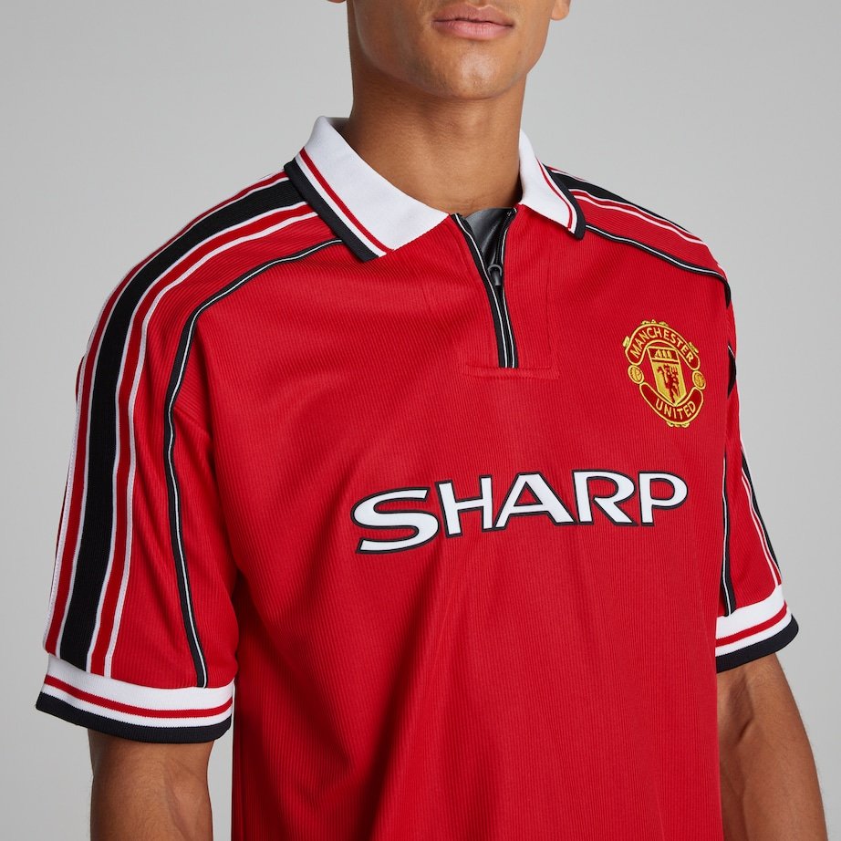 Manchester United retro thuisshirt met Sharp sponsor en Umbro design uit de jaren 90 close-up