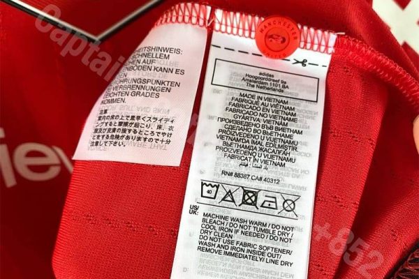 Het wasvoorschrift op het label aan de binnenkant van een Manchester United shirt