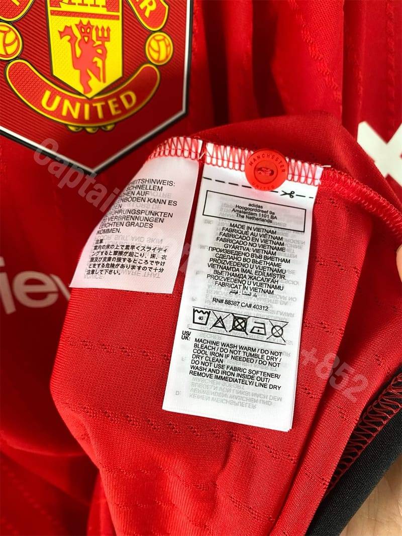 Het wasvoorschrift op het label aan de binnenkant van een Manchester United shirt