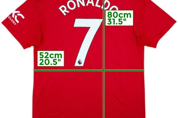 Manchester United shirt maattabel met lengte van 80 cm en breedte van 52 cm voor maatvergelijking
